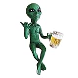 Generisch Alien-Figur aus Kunstharz beim Biertrinken als Dekoration für drinnen...