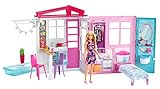 Barbie FXG55 - Ferienhaus mit Puppe, Möbeln und Pool, portables Puppenhaus ca....